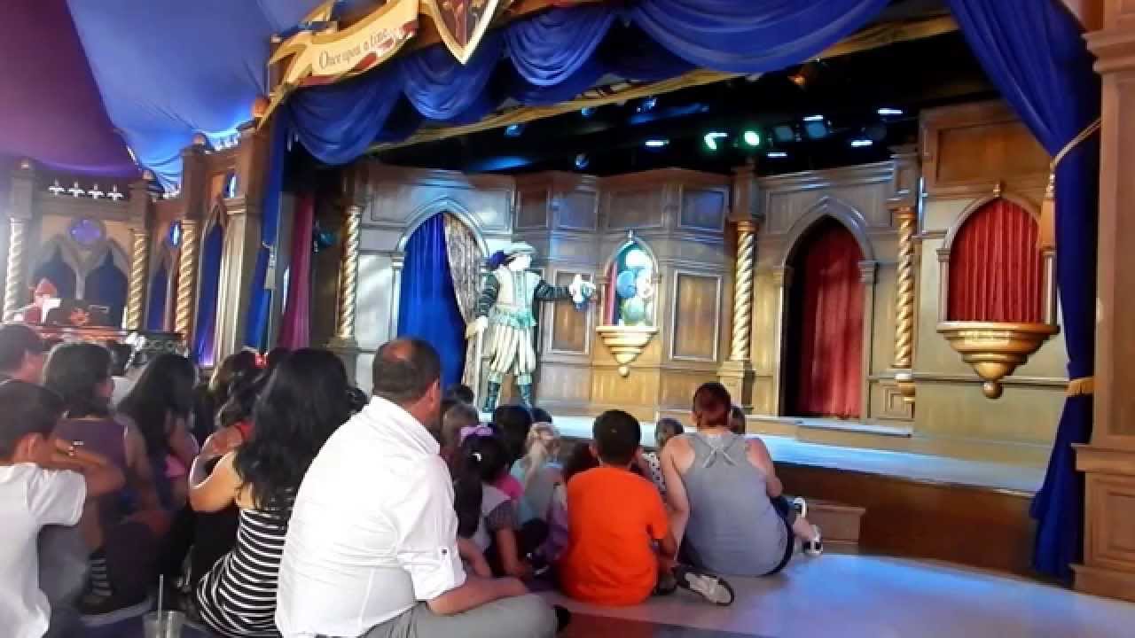 Disneyland Frozen show in the Royal Theatre