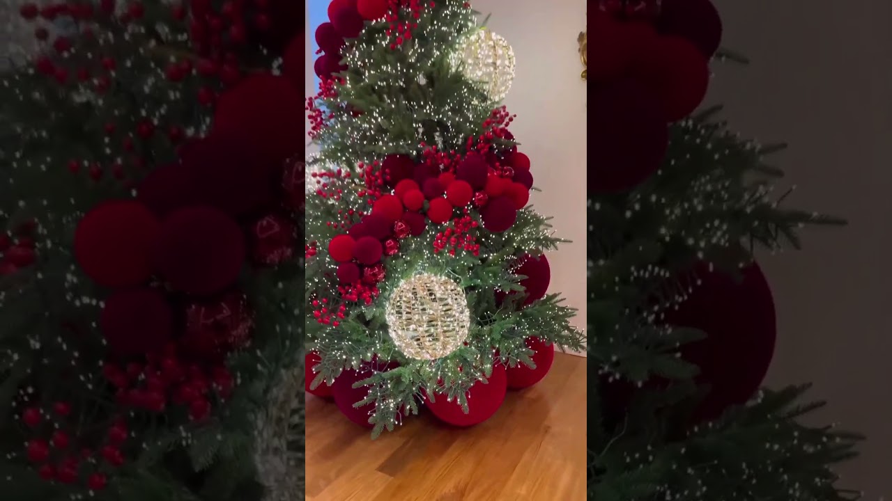 2025 Christmas Tree ~ Red and Green 