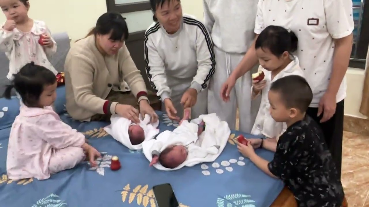 Thối khắm vui vì có 2 e trai