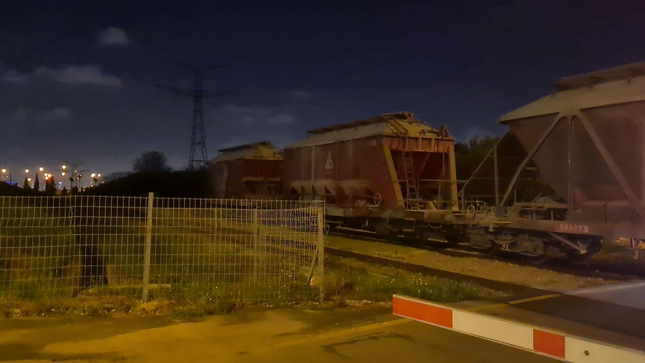Israel railways - rare locomotive in the middle of the train רכבת ישראל- קטר נדיר באמצע הרכבת