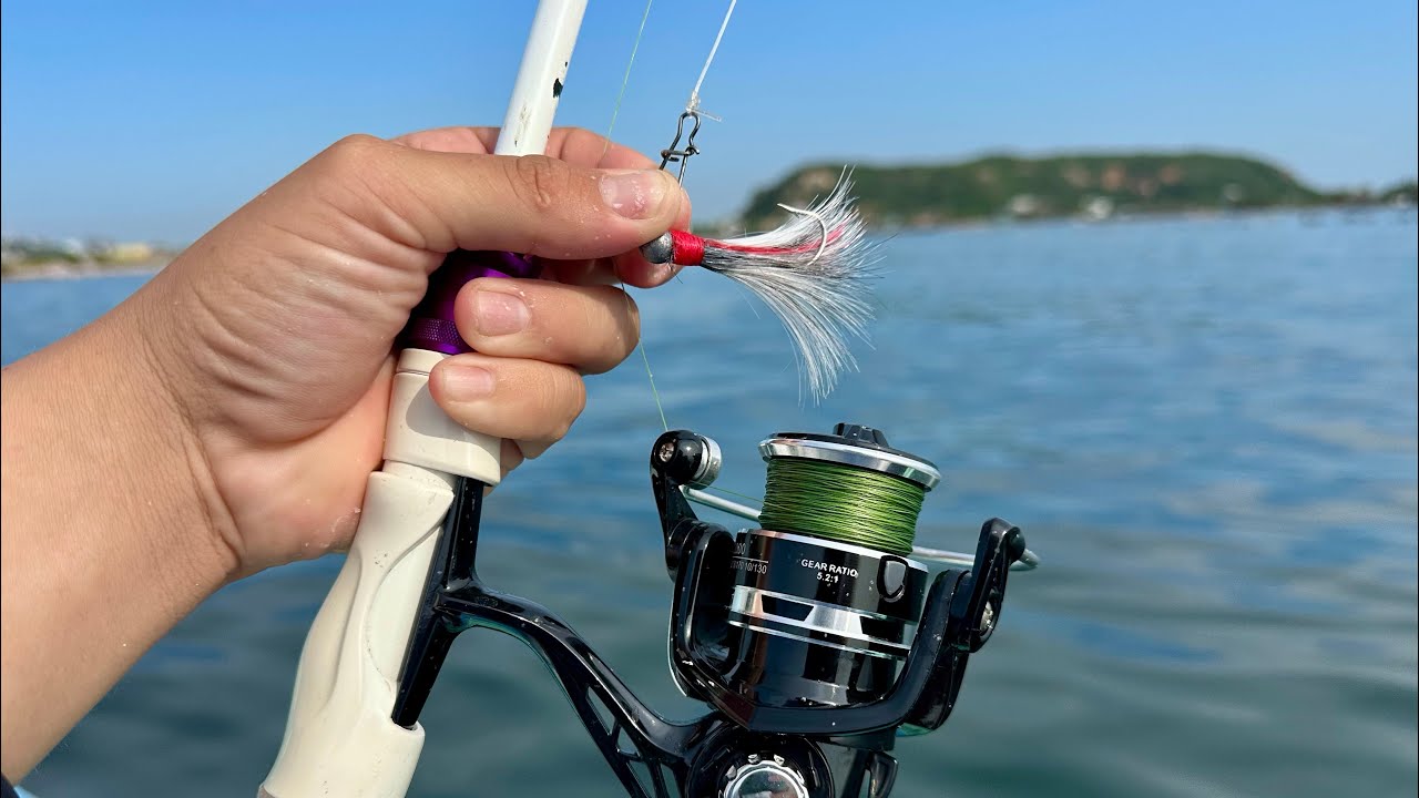 PESCA con BUCKTAIL JIG con EQUIPOS LIGEROS  en MAR ABIERTO // PESCA CON ROGER