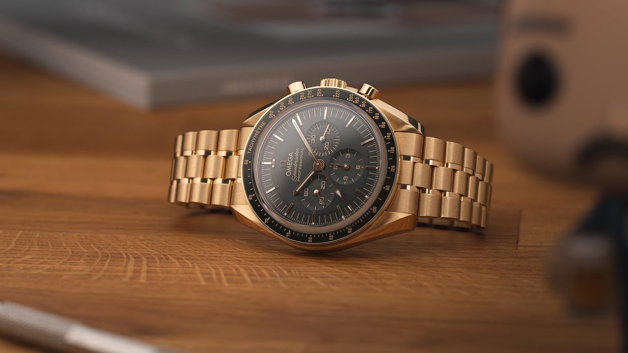 Часы Omega Speedmaster Moonwatch в цвете Moonshine Gold | Неделя на запястье