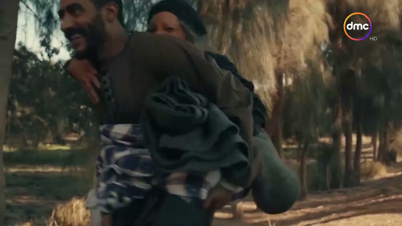 ملحمة موسى - موسى يشيل امه فوق كتافه .. ركبتي قطر قبل كدا يا أمي ؟