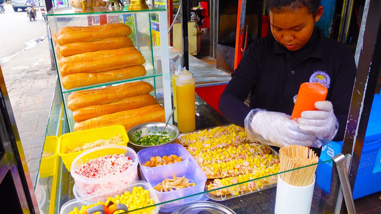 So Crispy Delicious! Popular NUMPANG ANG (Khmer Grilled Garlic Bread) | Cambodian Street Food