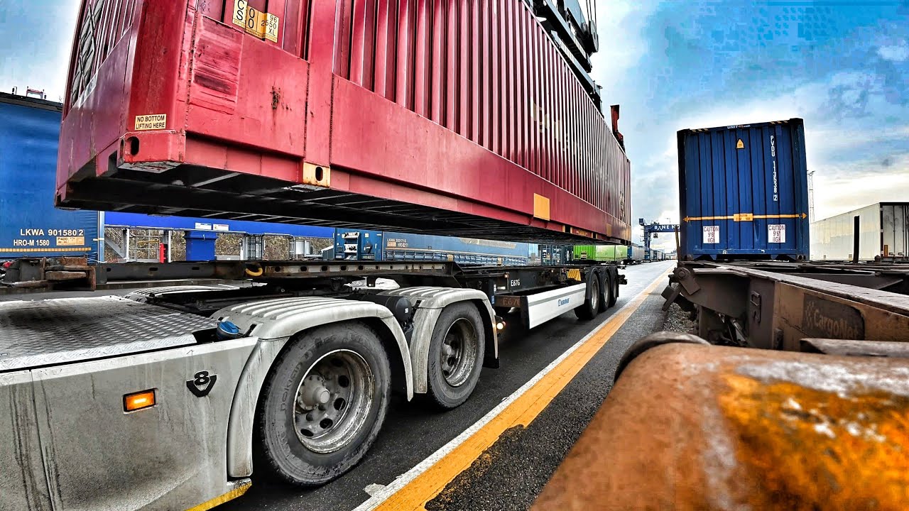 Przesuwanie siodła, kontenery morskie i naczepa na glebie... Scania V8 S660 6x4 na SHUNTINGU w Oslo.