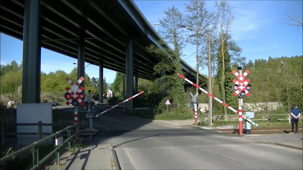 Spoorwegovergang//RR-crossing//Passage a niveau Montigny, Rue De Mont-Sur-Marchienne, B