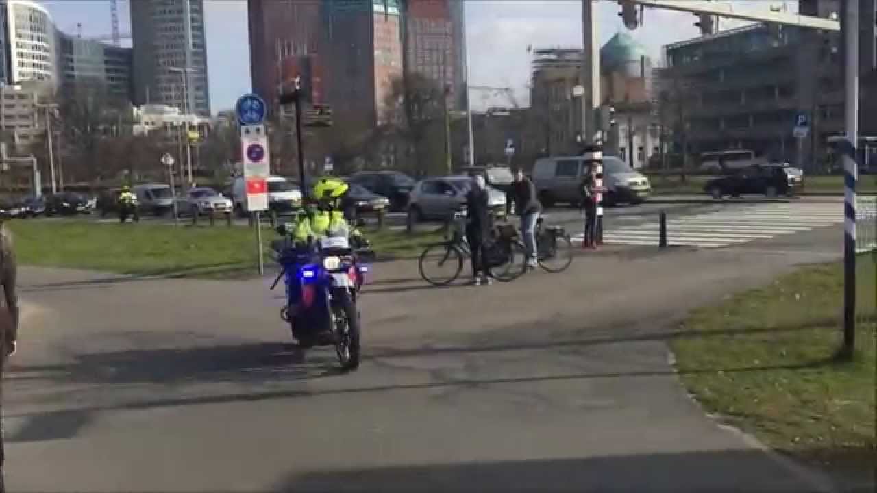 Prio1/A1 Politie, ambulancemotor 15-382 en ambulance 15-147 naar onwelwording Malieveld