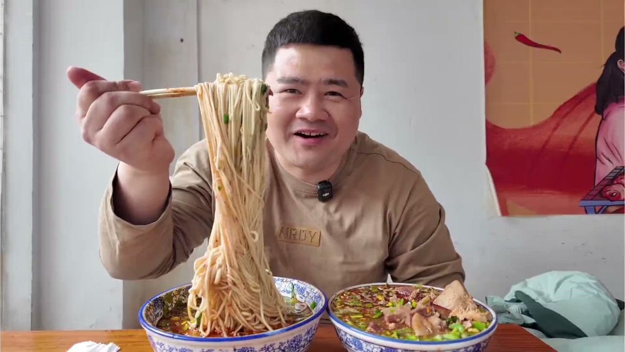 河南大碗牛肉拉面10元，碗似汤盆，面如小山