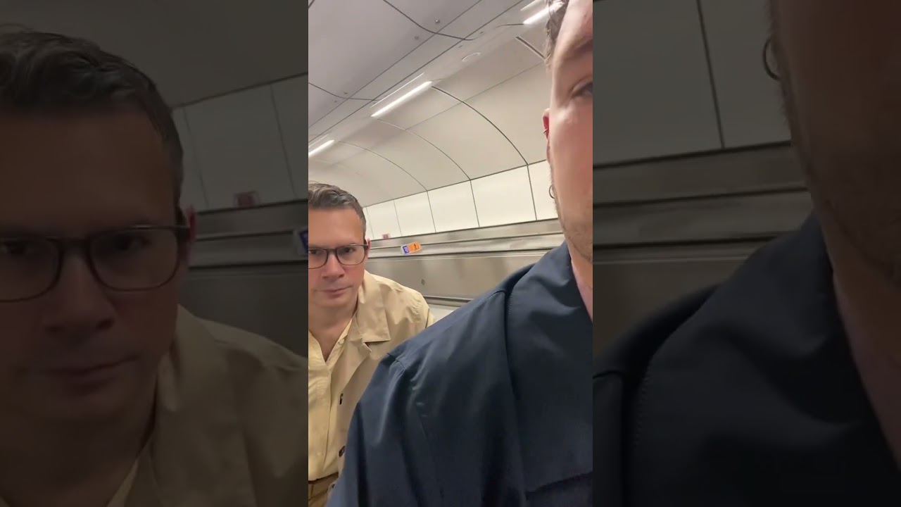 🇬🇧 #londonbylondoners #gaycouples #tuberide #londonundergroundtransport