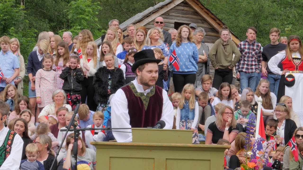 Alexander Røynstrand talar for Kongen og dronninga i Granvin