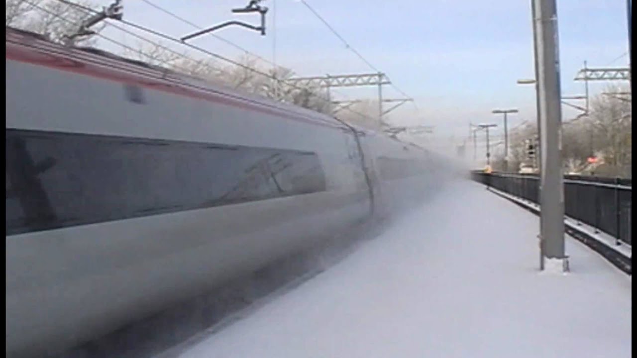 Trains at Wolverton **DEEP SNOW**  19/12/10