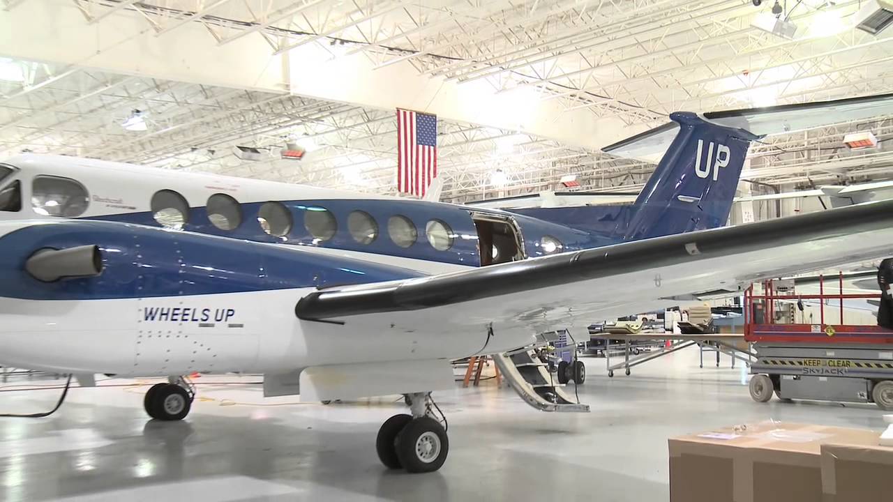 Wheels Up CEO Kenny Dichter visits Beechcraft Factory