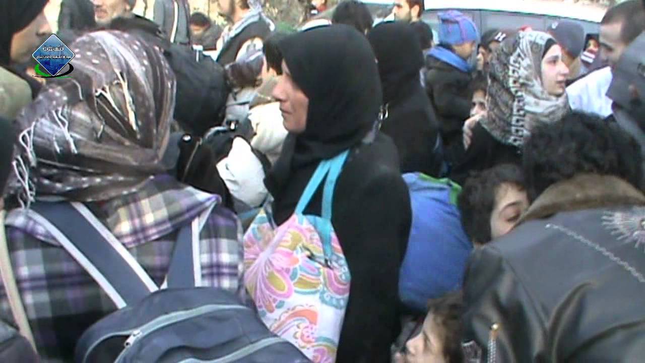 مؤثر جدا دموع الوداع بين اهالي حمص المحاصرة قبل الخروج من الحصار 10_2_2014