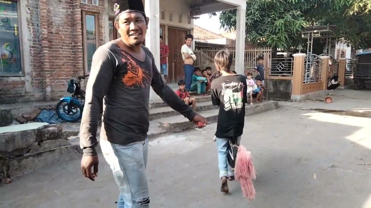 atraksi kuda lumping makan beling makan silet |kuda lumping kesurupan #kudalumping #kesurupan #viral