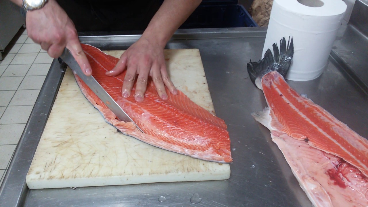 طريقة تنظيف سمك السلمون.  how to clean a whole salmon .como limiar un salmon
