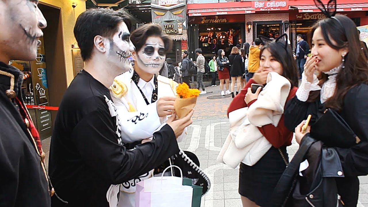 COREANOS CELEBRANDO EL DIA DE LOS MUERTOS EN COREA [Pandita Chan]