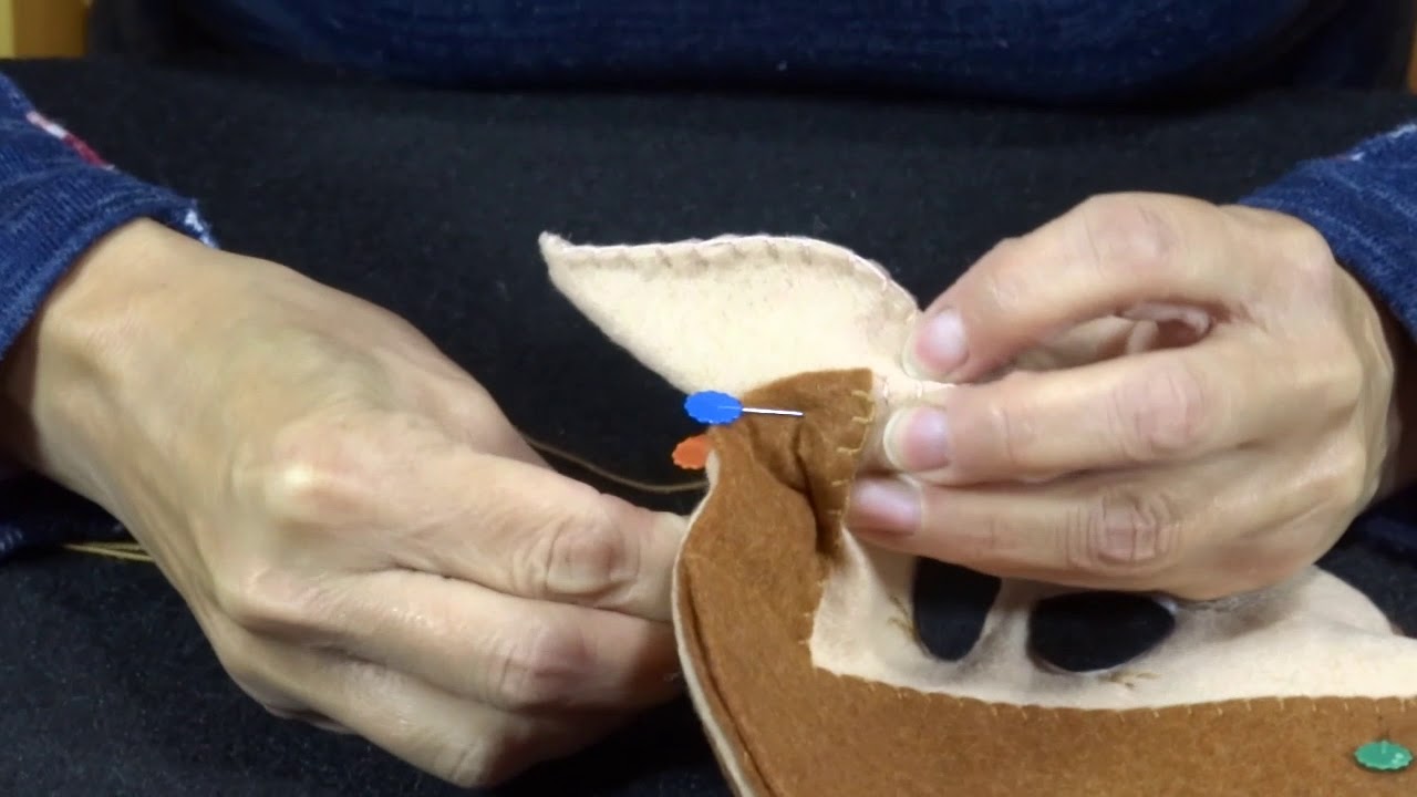 Aprende a coser las orejas de tus muñecos en pañolenci. Yasna Pino.