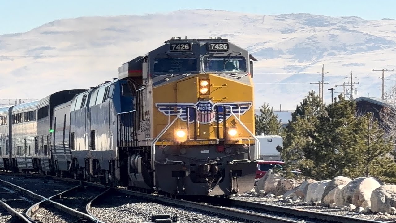 Поезд Amtrak California Zephyr № 5 с вспомогательным составом Union Pacific на улице Сутро в горо...