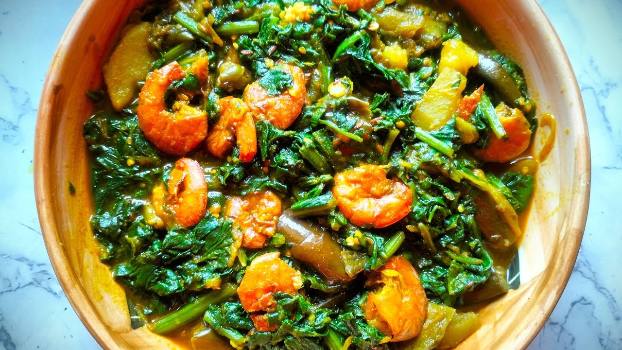 Chingri Mach Diye Palong Shak Recipe - Bengali Prawn Spinach Curry - Easy & Delicious Bengali Style