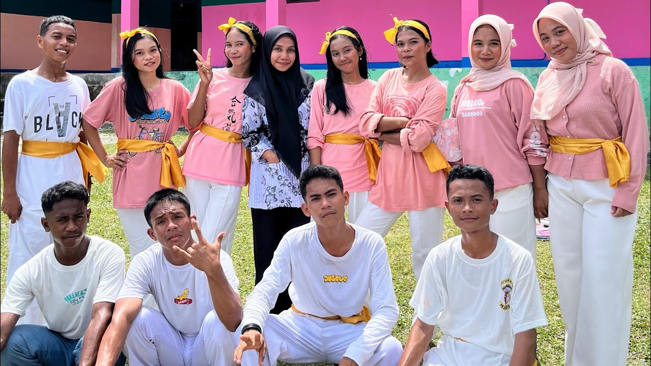 PENAMPILAN TARI ENGGO OLEH SISWA SISWI SMA NEGERI 6 KEPULAUAN SULA