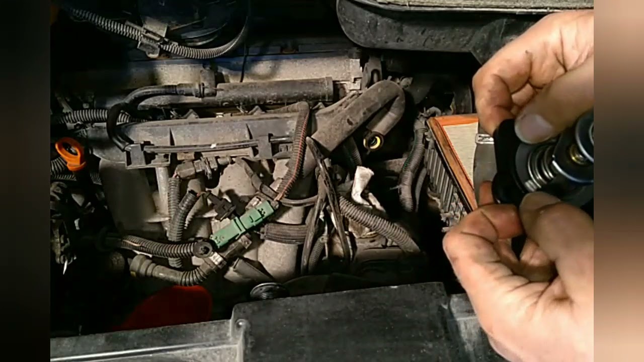 Byter termostat på Peugeot 807