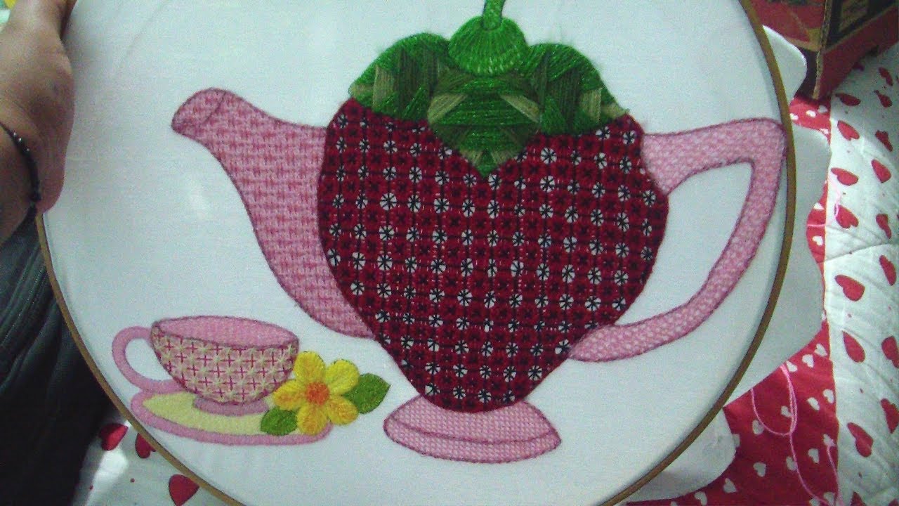 tetera fresa o jarra fresa     taza y flor