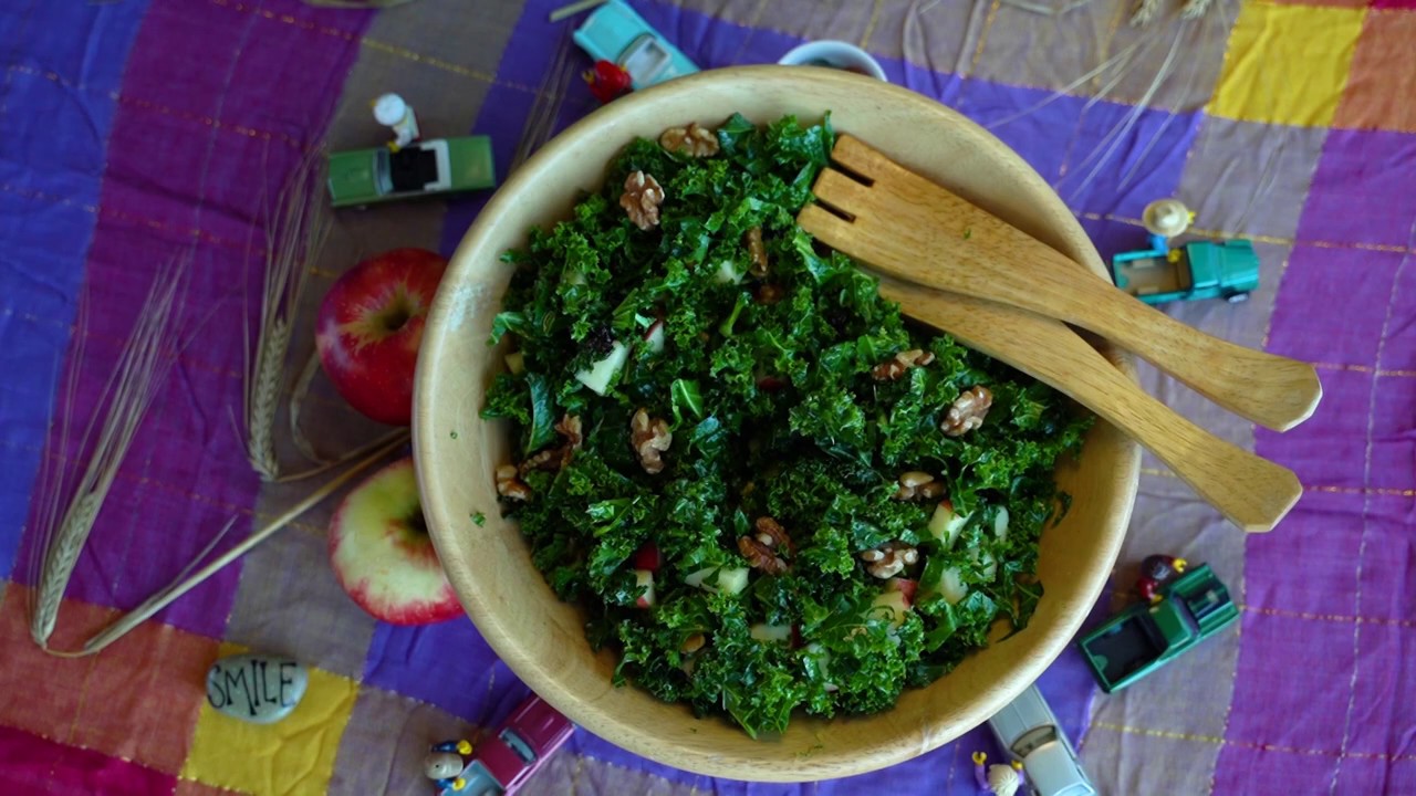 Kale Apple Salad / Ensalada de Col Rizada y Manzana