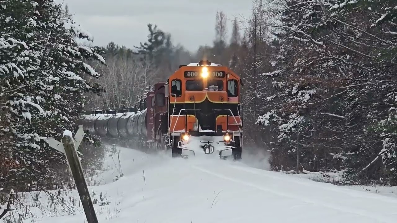 Plowing Propane Tankers Thru Da Snow, Stopped By A Broken Mud Guard At The Canadian National Switch!
