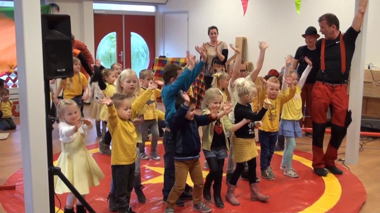 De Stapsteen kinderen geven circus voorstelling