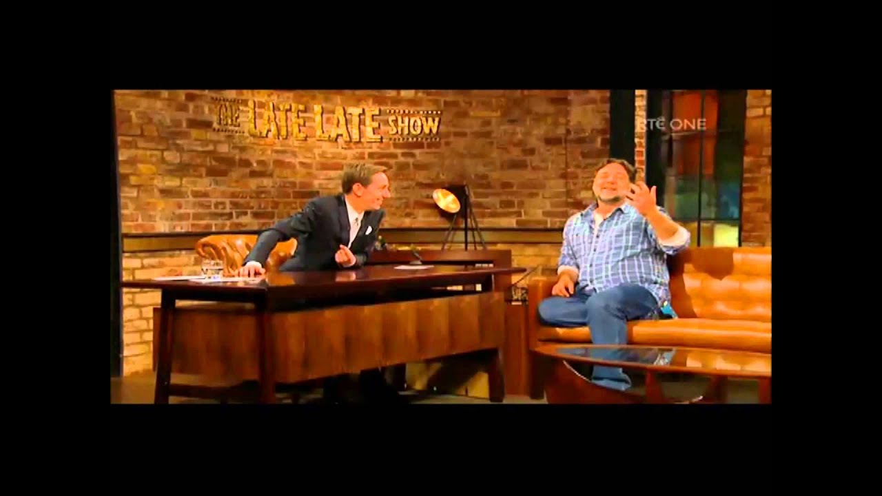 Russell Crowe slags off Ryan O'Neal and the ridiculous clapping in the audience (late late show)