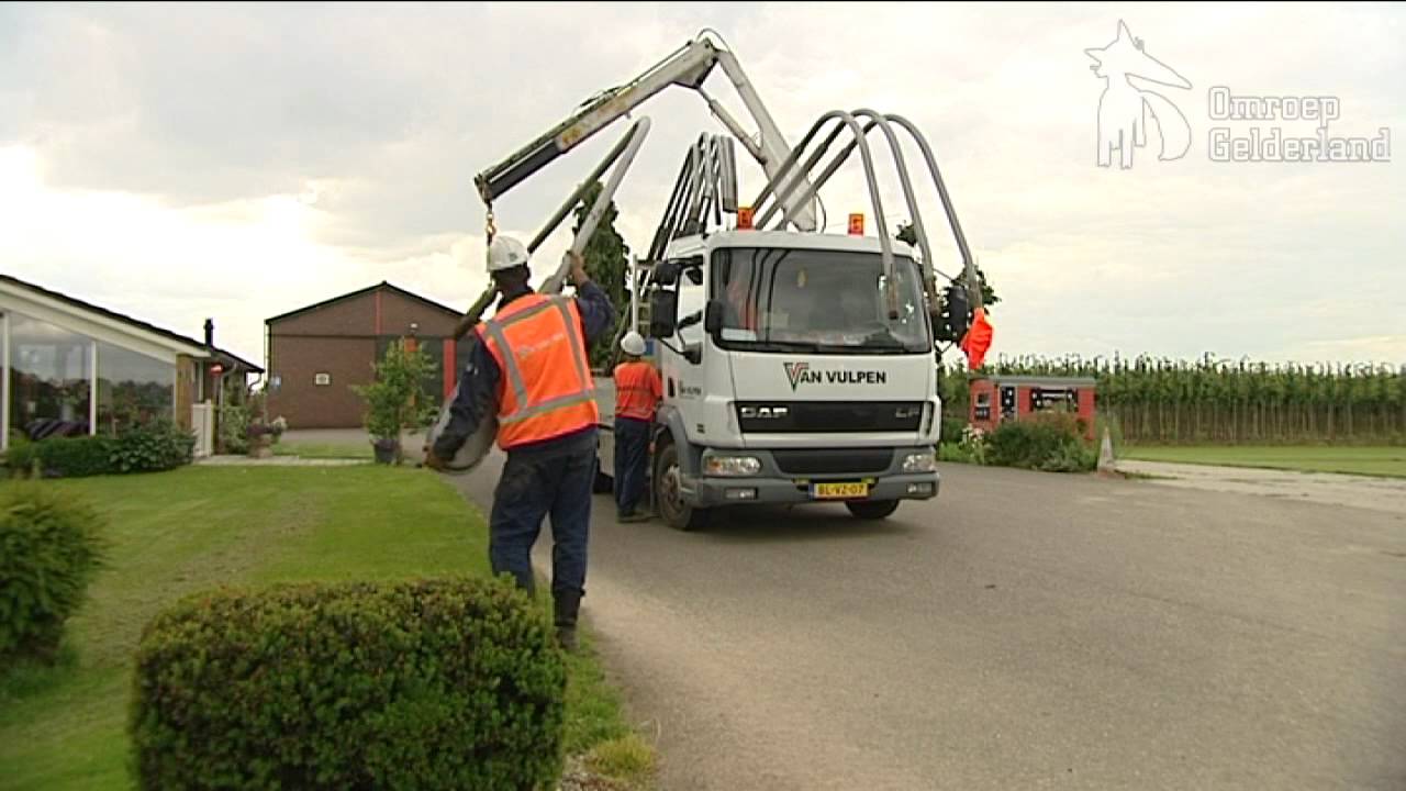 Boer huurt lantaarnpaal in Buren