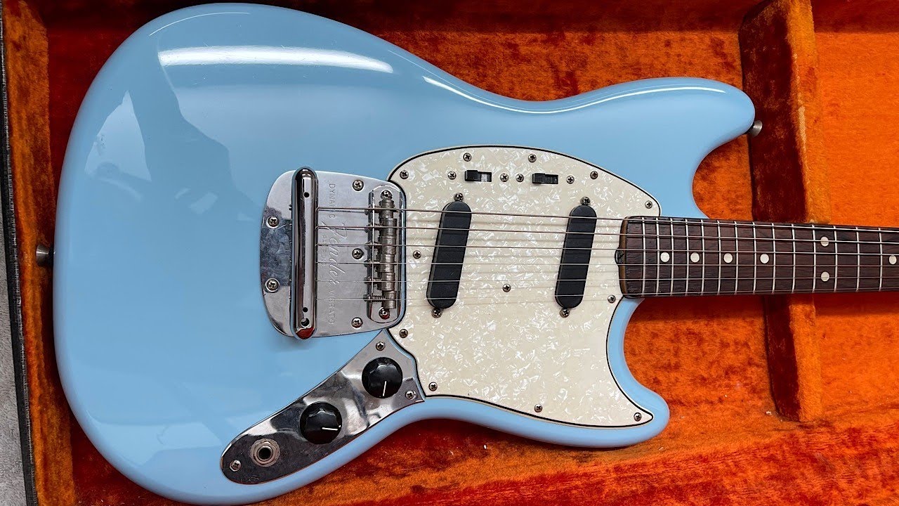 Реставрация и полировка винтажной гитары Fender Mustang 1964 года