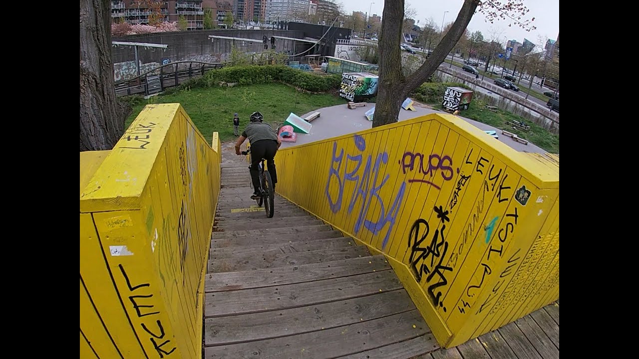 STAIRS JUMP DOWN (ROTTERDAM) Met de ROCKRIDER! - StuntingRico Stunts