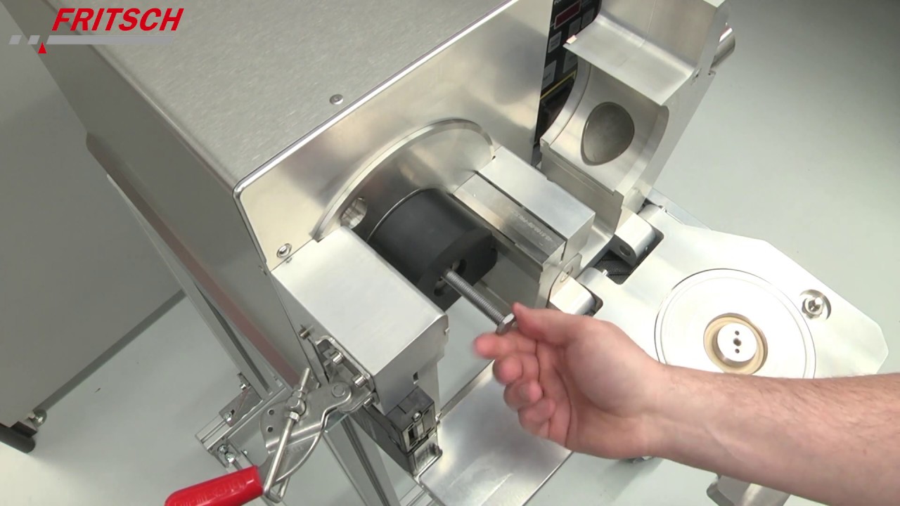 Support Video: Dismantling the labyrinth seal of a Universal Cutting Mill