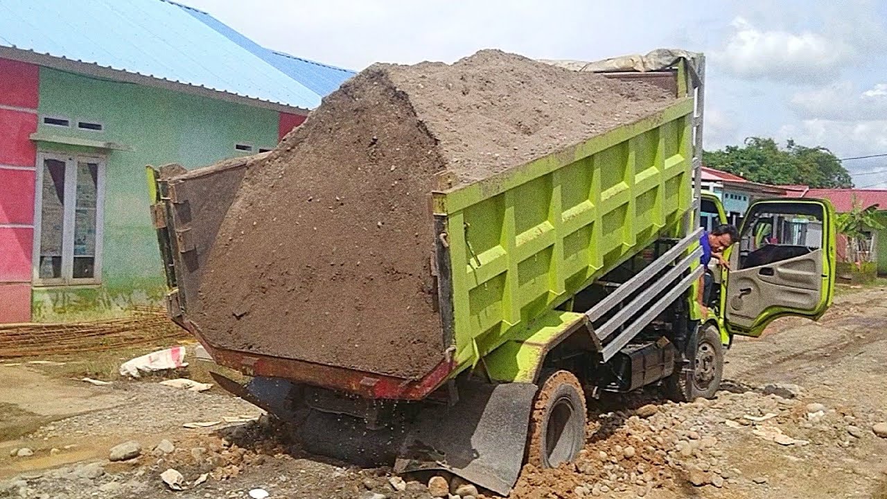 Dump Truk Hino Dutro Muat Pasir Amblas Kehabisan Nafas