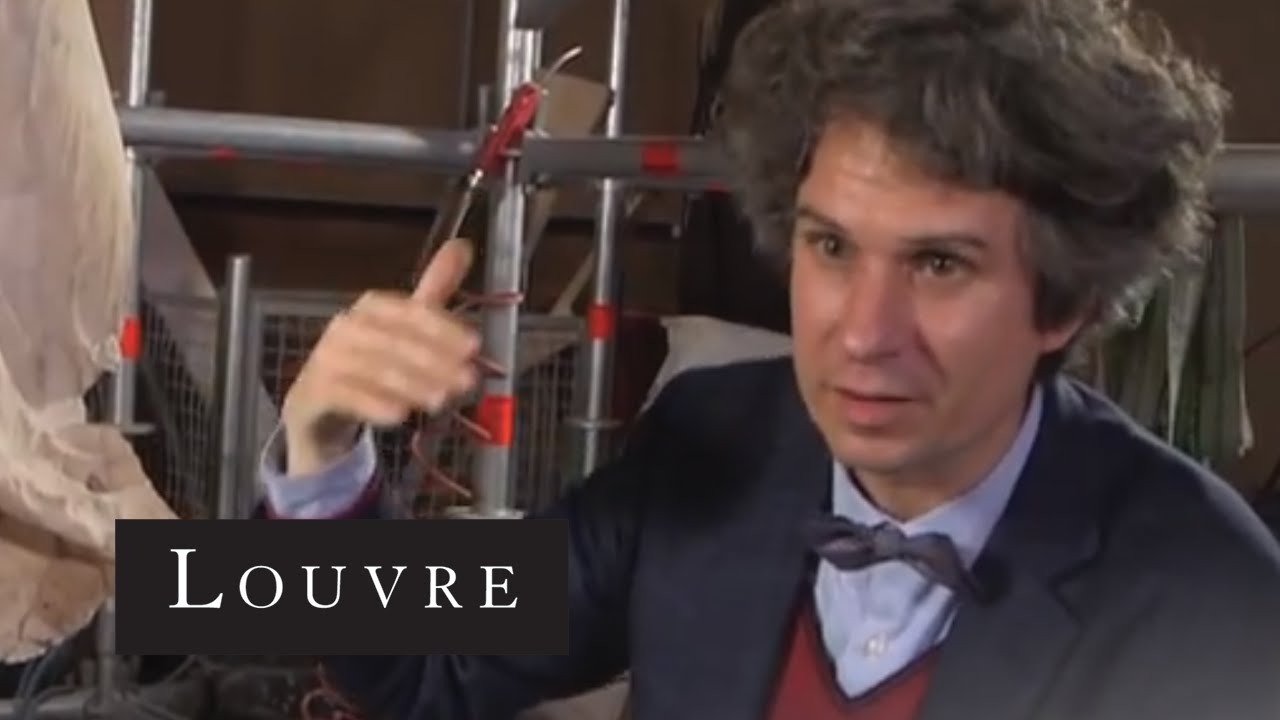 Restauration de la Victoire de Samothrace - Le nettoyage et bouchage de la statue (3/6)