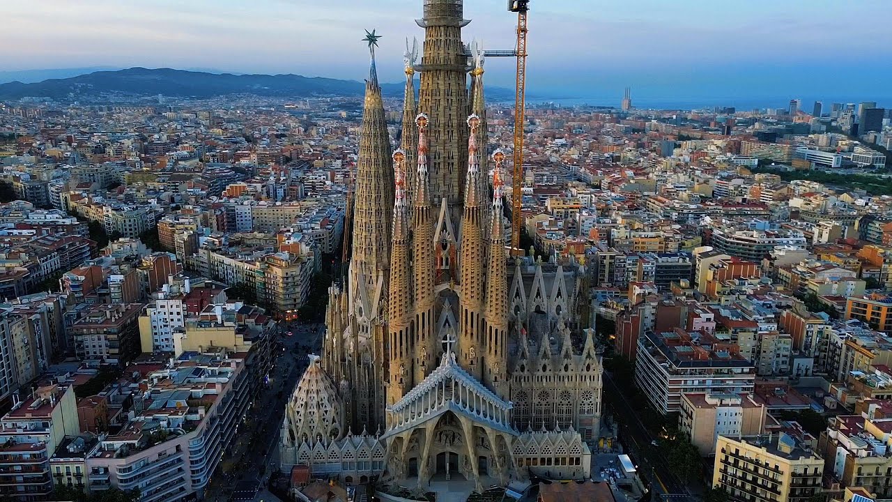 La Sagrada Família | Barcelona, Spain 🇪🇸 | Day Drone Flight | 4K