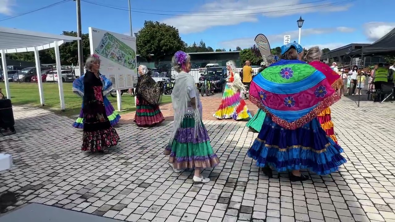 Lynne Roberts Dancing Divas Shawl Dances