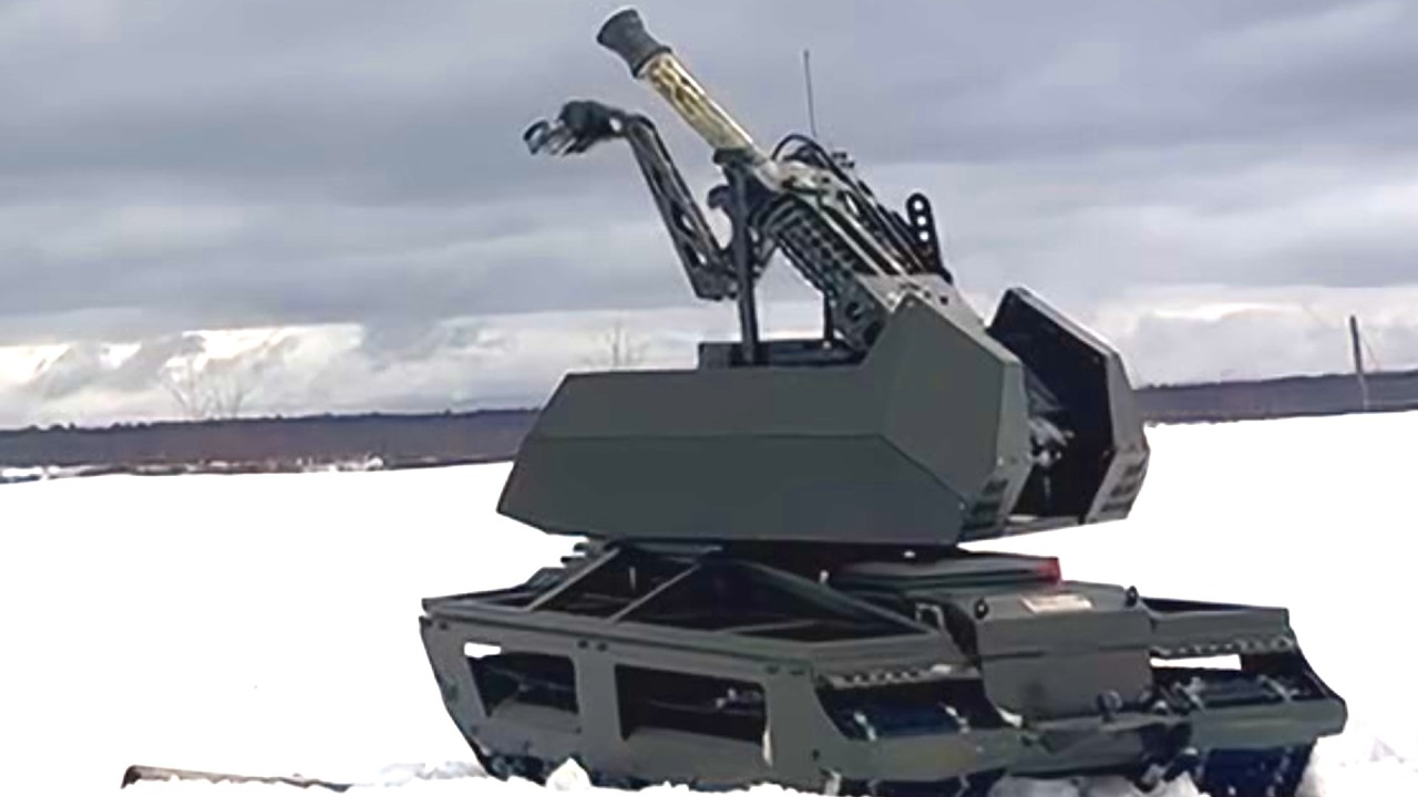 Робот Курьер России с мех рукой минометом Багульник-82