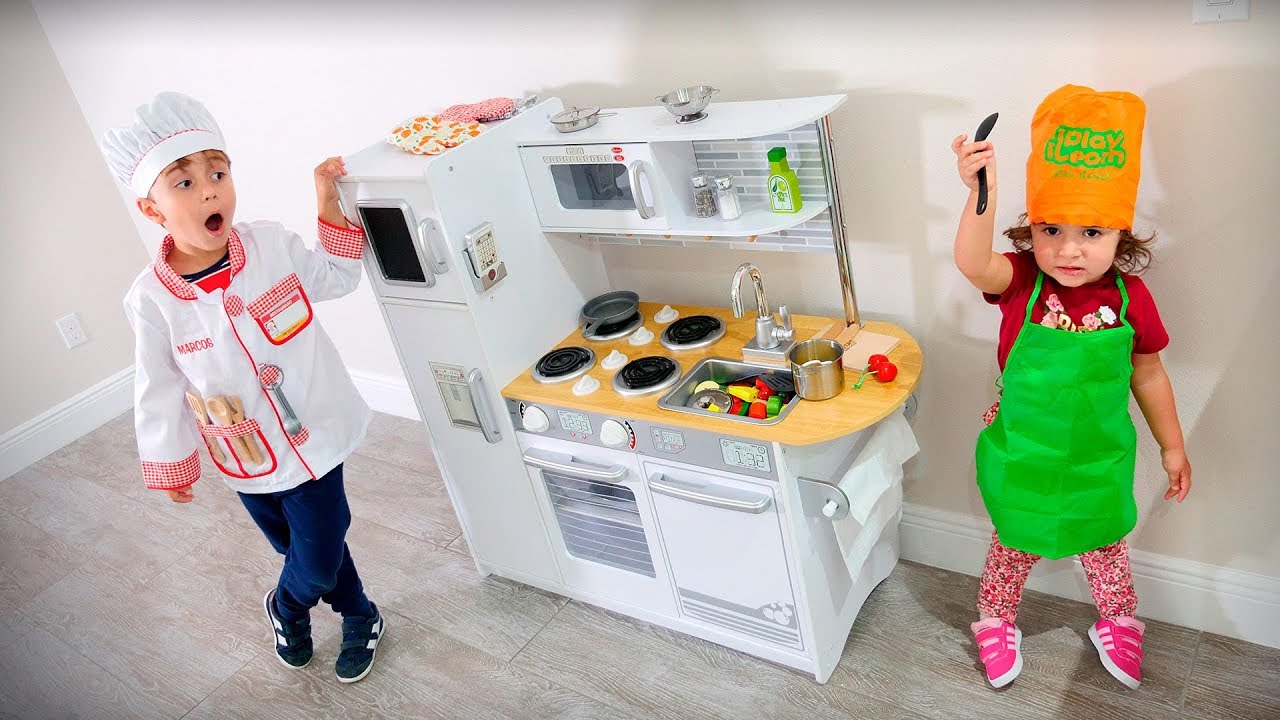 MARCOS E LAURA FINGEM SER COZINHEIROS NA COZINHA DE BRINQUEDO - Família Brancoala