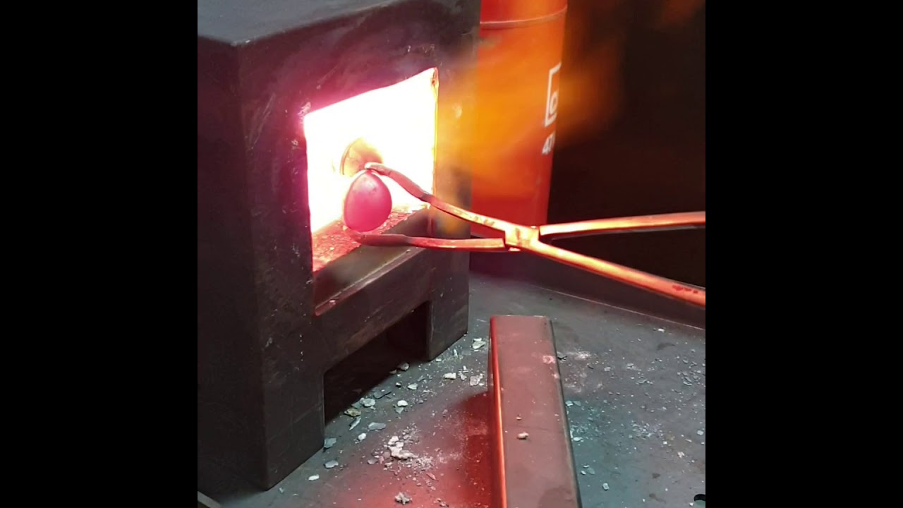 Hydraulic and pneumatic hot riveting