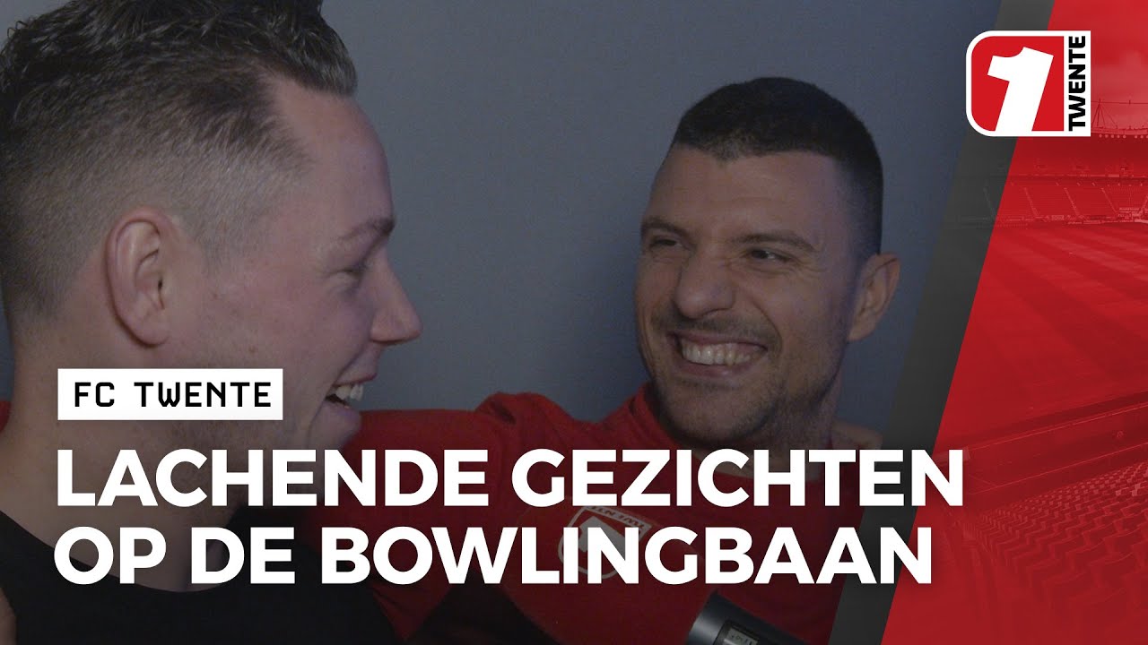 FC Twente: spelers en Stadionteam samen de baan op