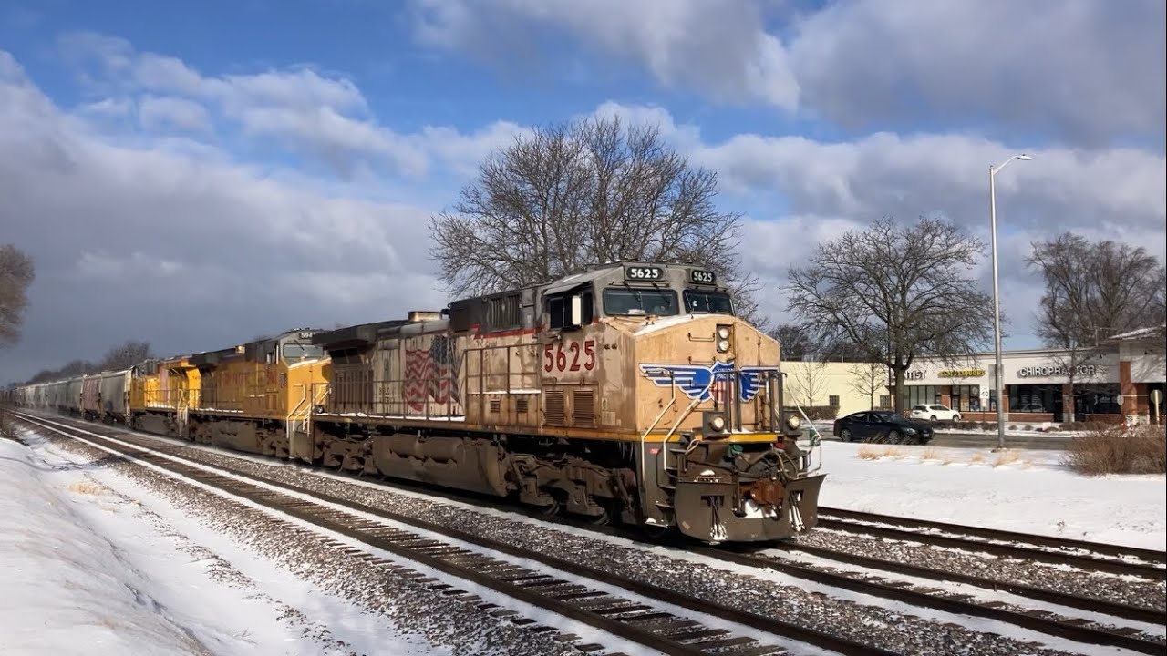 UP #5625 East + UP #7400 (Breast Cancer Awareness) 3rd at Arlington Heights, IL (1/22/26) 