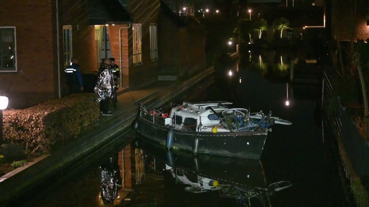 Ruzie op migrantenboot, persoon te water.