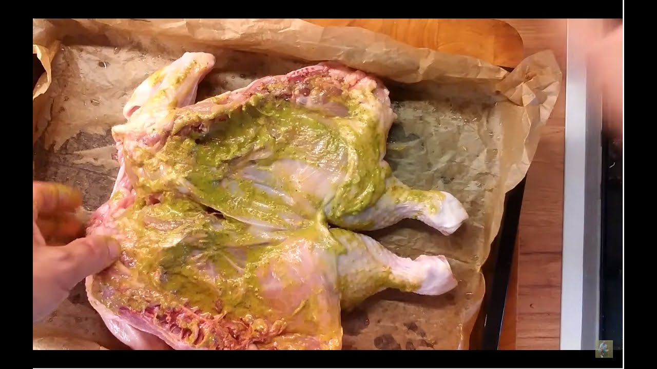 Gerincen vágott sült csirke, zöld fűszeres hamis pesto-val fűszerezve ! Rendkívül ízes és egyszerű !