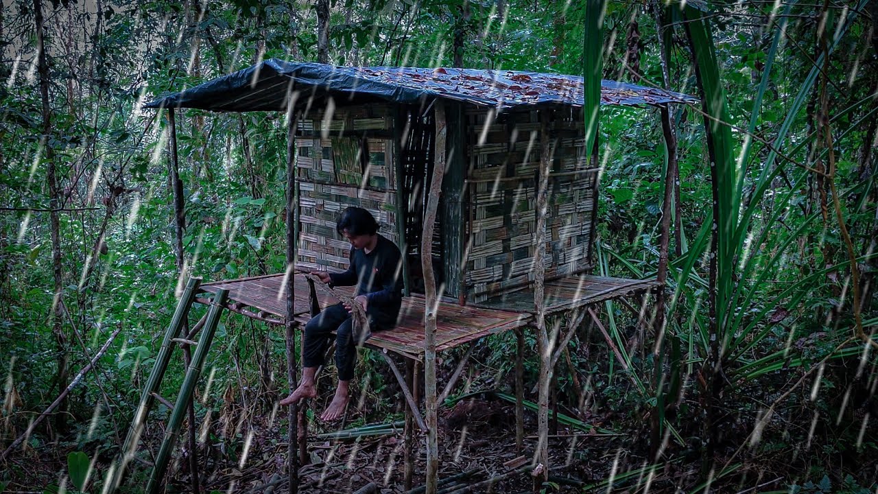 BERKEMAH HUJAN DERAS, MEMBANGUN RUMAH ANYAMAN BAMBU DIGUYUR HUJAN DERAS, SHELTER BUSHCRAFT