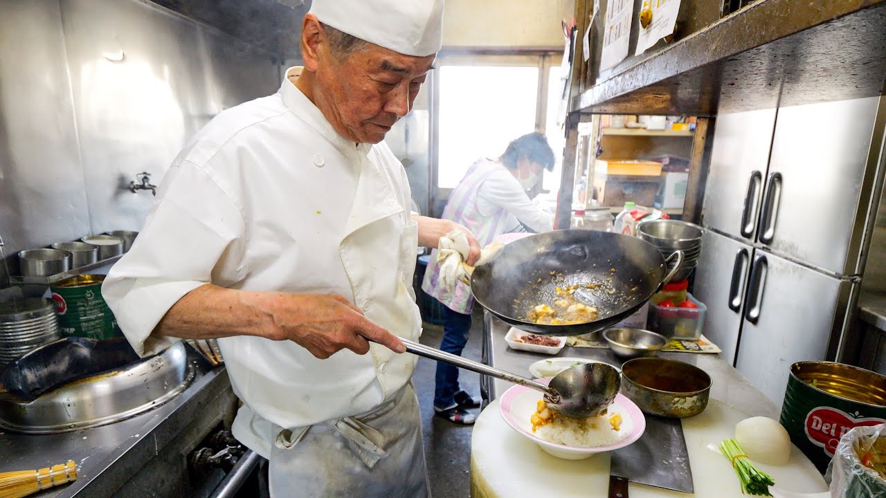 【富山】ラーメン一杯５５０円。７１歳の鉄人店主が営むポツンと町中華が魅力的すぎる丨Egg Fried Rice-Wok Skills In Japan