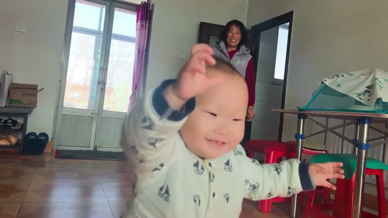 1家3口又回娘家蹭饭，龙宝看书学习挺像样，和姥姥玩游戏真开心
