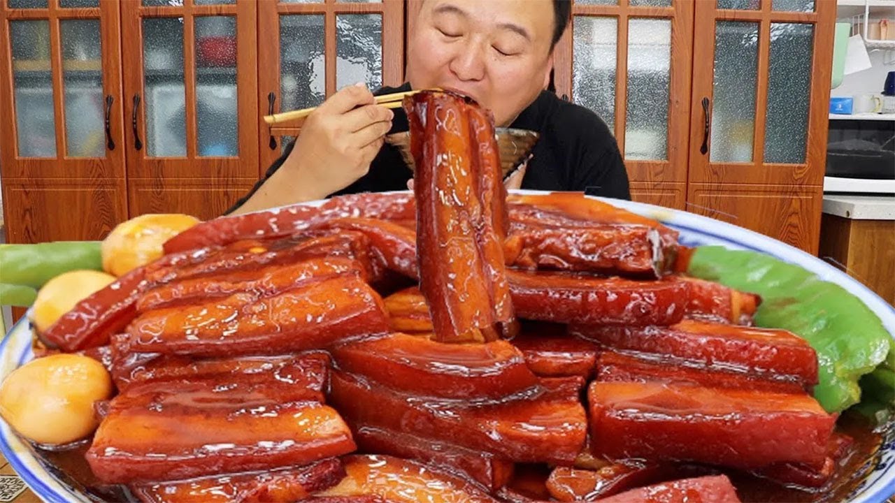 15 фунтов свиной грудинки, Цян делает «ручку»