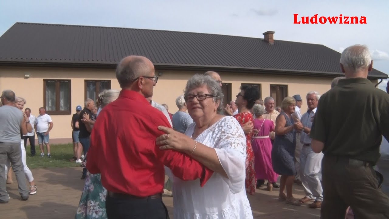 Pani JADZIA cała w BIELI hula z Piotrem WALCZYKA ! Najstarszy muzykant Jan FOKT im PRZYGRYWA